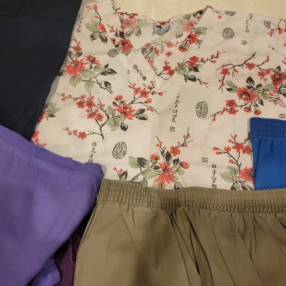 Scrubs a variety some mediums, large and xl - Picture 4 of 16